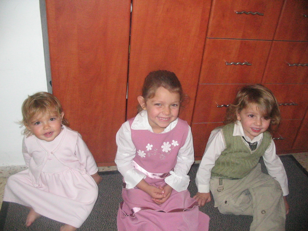 kids rosh hashanah 5766 016.jpg